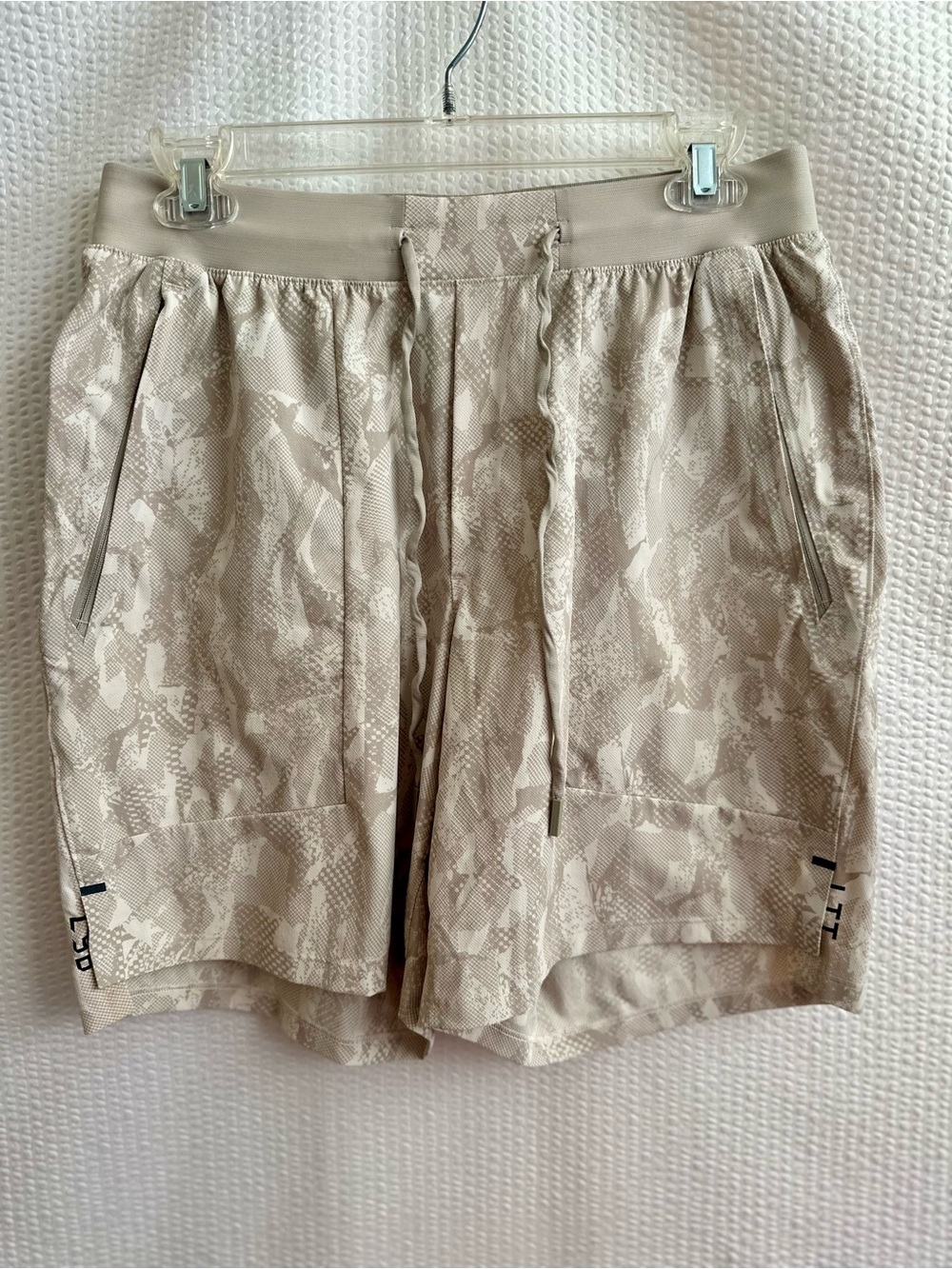 LULULEMON License to Train Shorts Tan Beige Camo Print Zip Pockets Size Medium